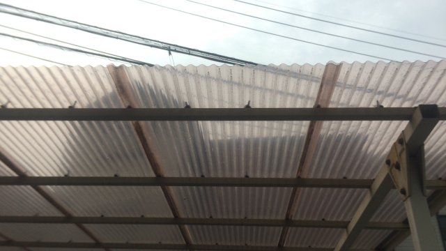 住宅の一般的なトタン屋根