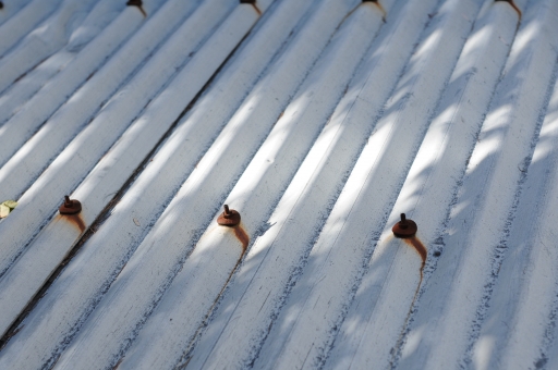 倉庫の金属トタン屋根