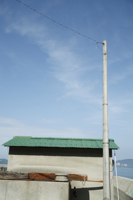 爽やかな緑色のトタン屋根