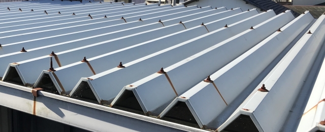 波打った個性的なトタン